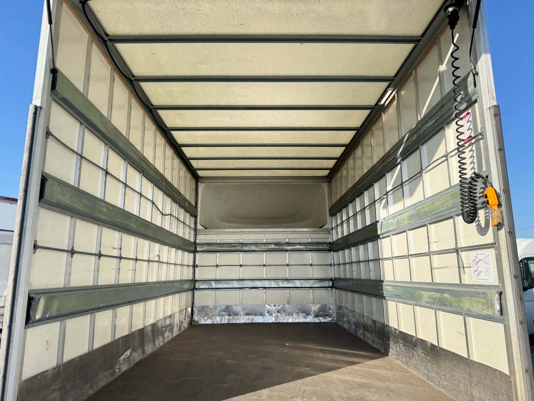 RENAULT MASTER Caja paquetera 