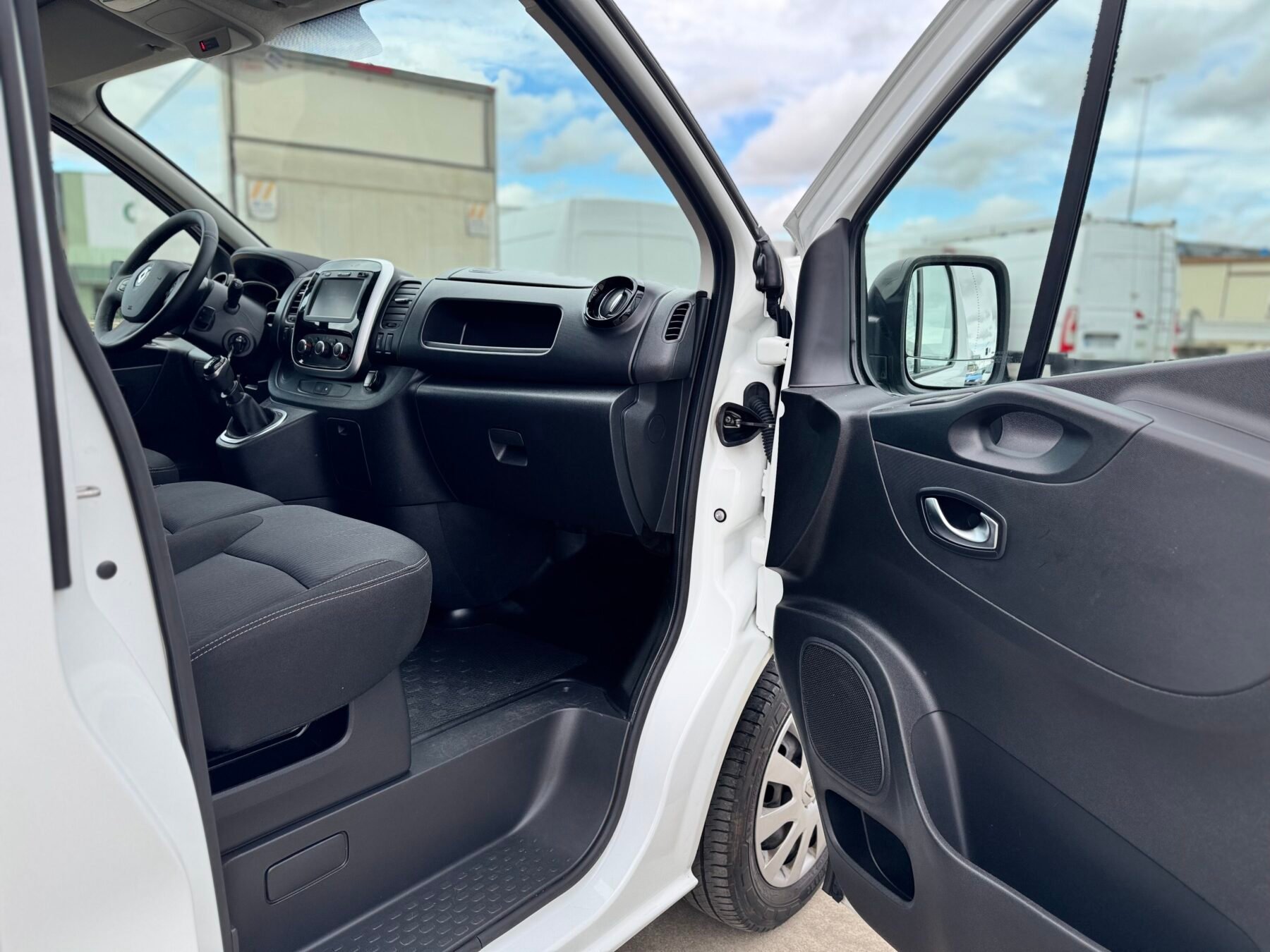 RENAULT TRAFIC L1 h1 