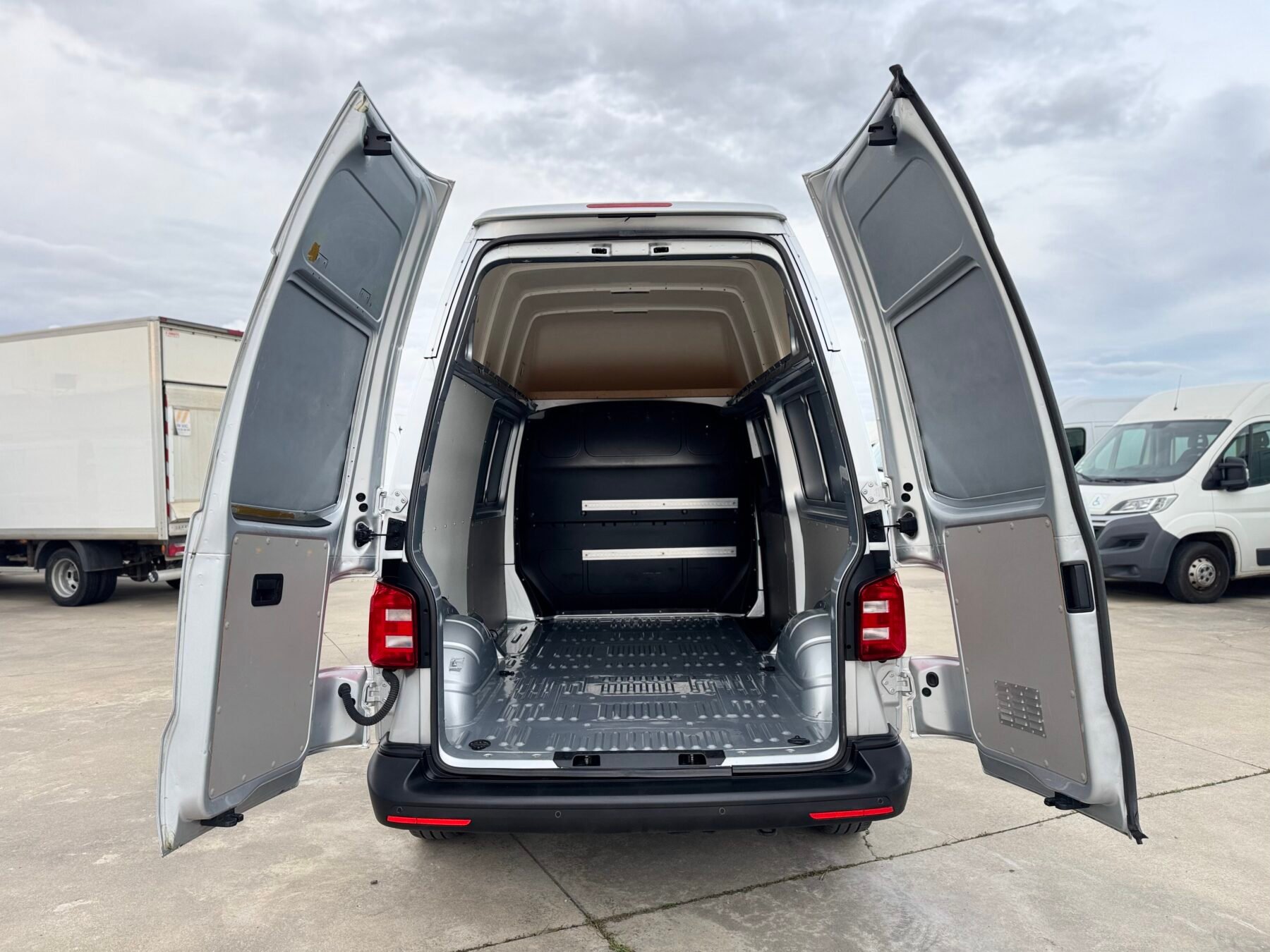 VOLKSWAGEN TRANSPORTER L1H2 