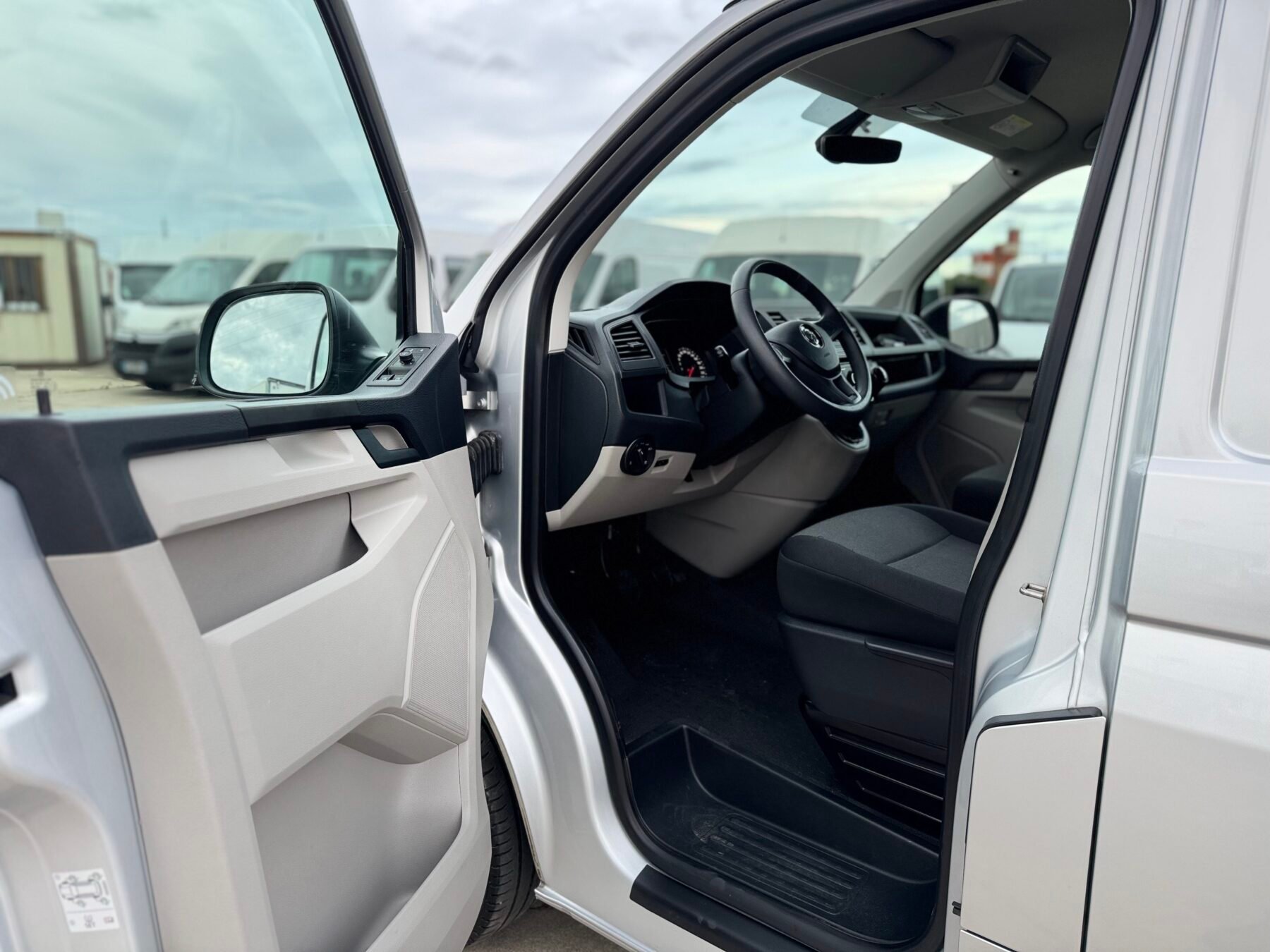 VOLKSWAGEN TRANSPORTER L1H2 