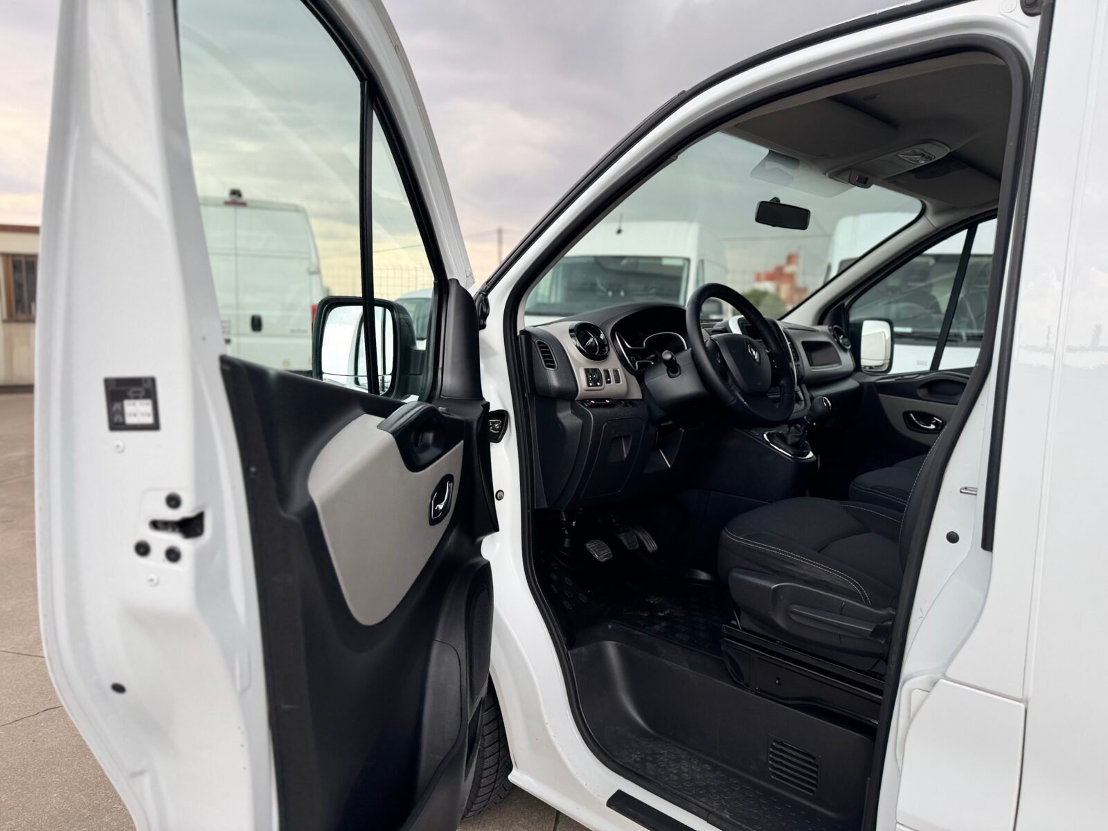 RENAULT TRAFIC L1 h1 